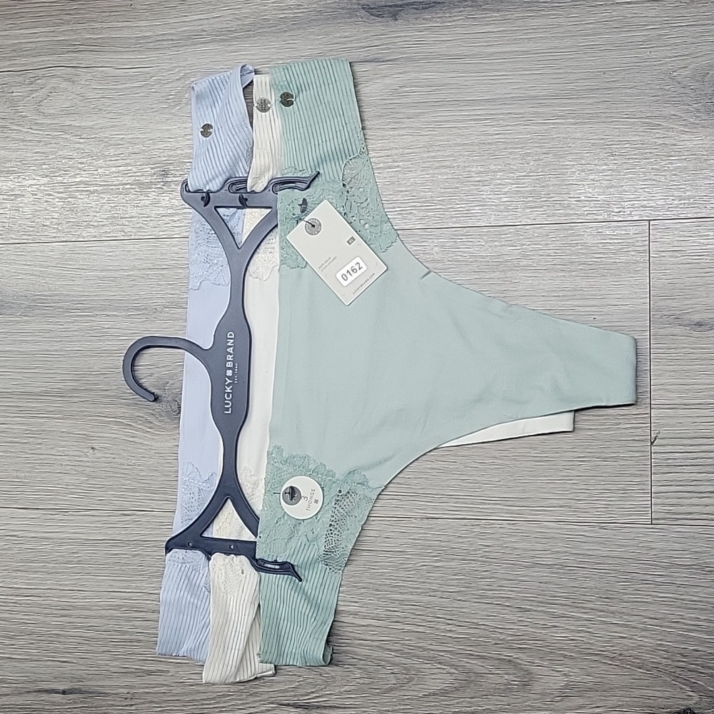 LUCKY BRAND THONGS.